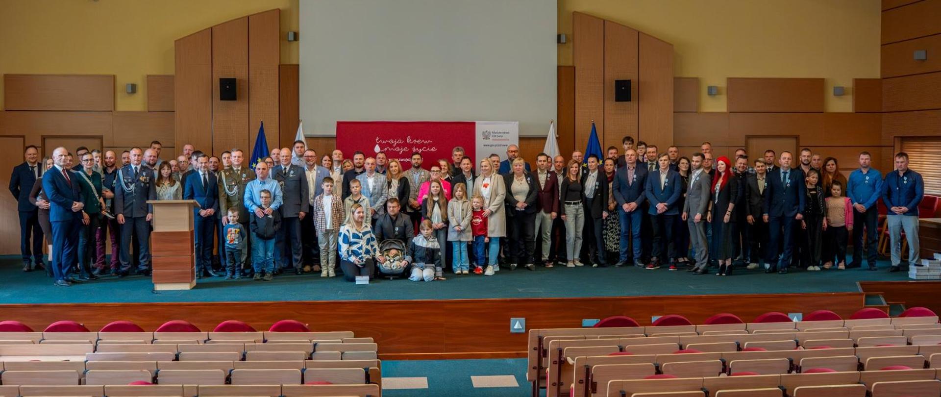 Wojewoda Jacek Brzozowski i prof. Marek Radziwon, dyrektor Regionalnego Centrum Krwiodawstwa i Krwiolecznictwa, wręczyli odznaki blisko 80 krwiodawcom z Podlaskiego