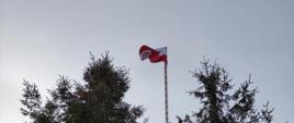 Na zdjęciu znajduje się flaga Polski na maszcie