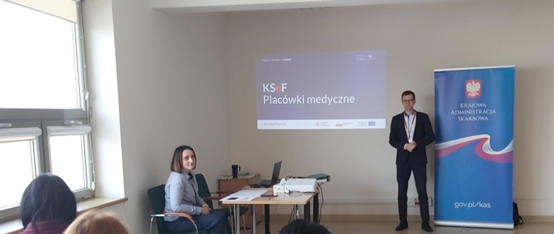 Uczestnicy szkolenia siedzą w sali. Przed nimi są eksperci. 