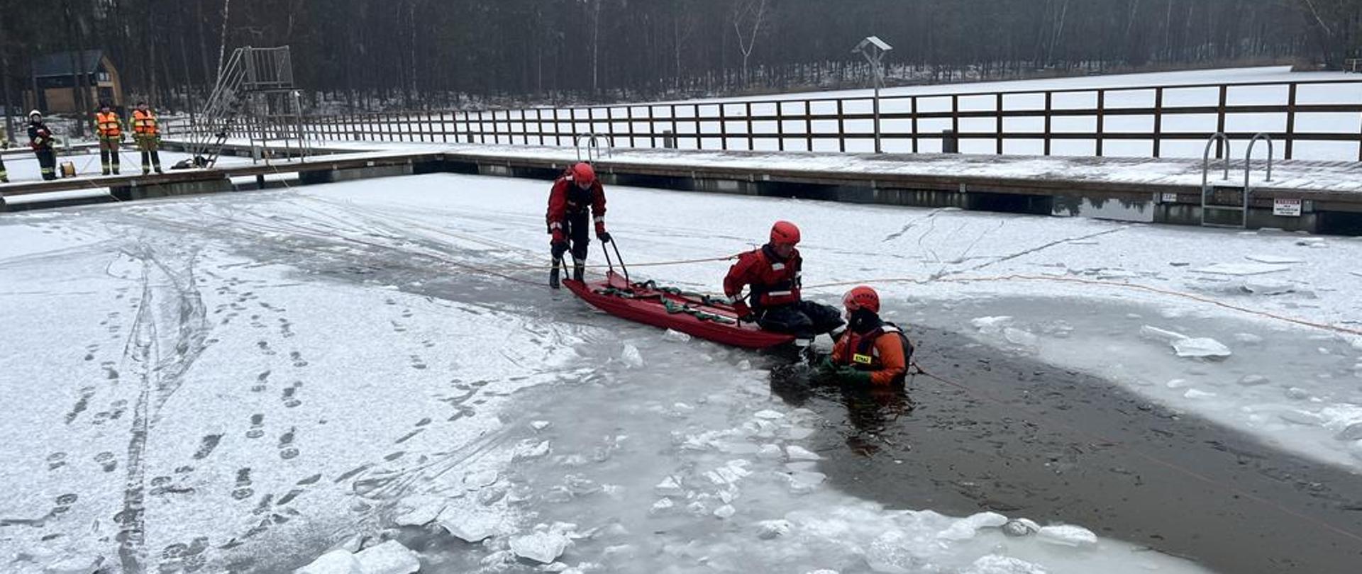 Działania ratownicze na lodzie w wykonaniu strażaków z powiatu staszowskiego 