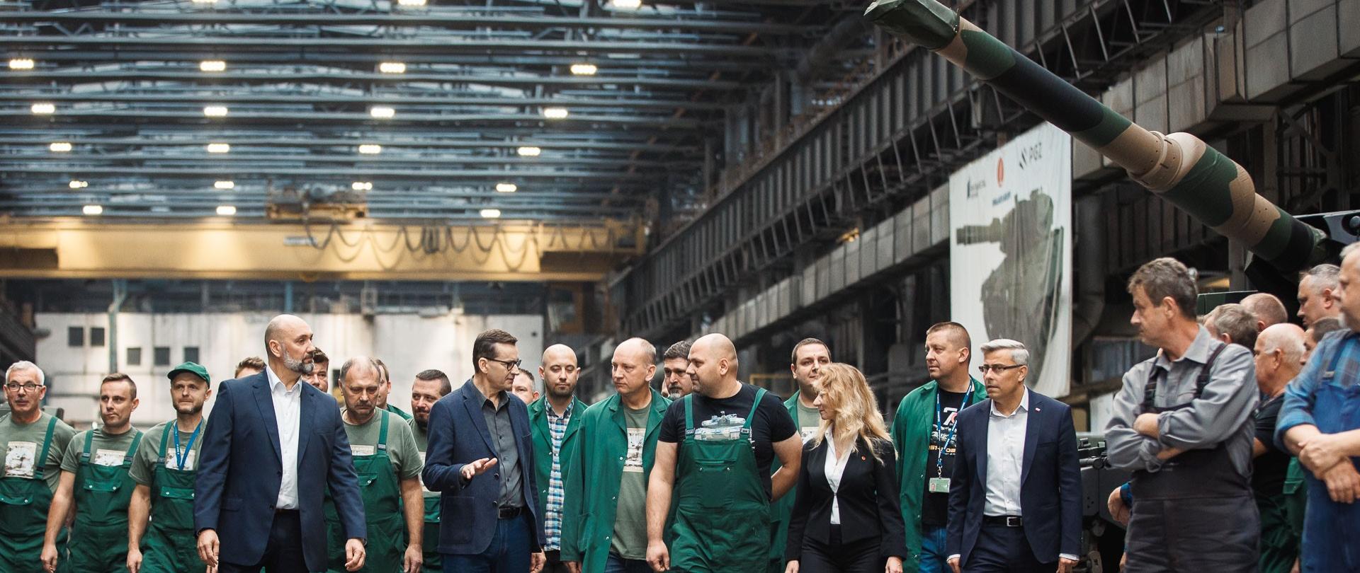 Premier Mateusz Morawiecki podczas wizyty w Zakładach Mechanicznych Bumar Łabędy S.A. w Gliwicach 