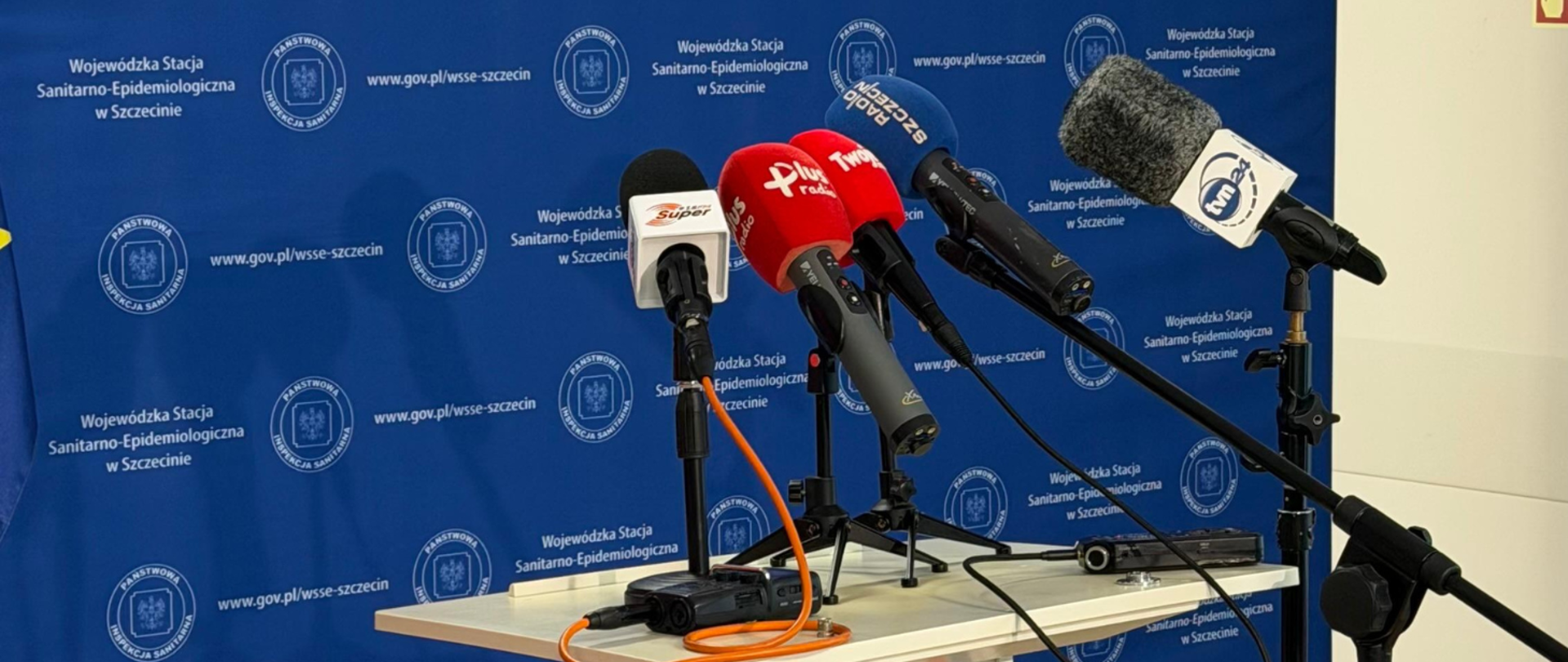 mikrofony na tle baneru WSSE w Szczecinie