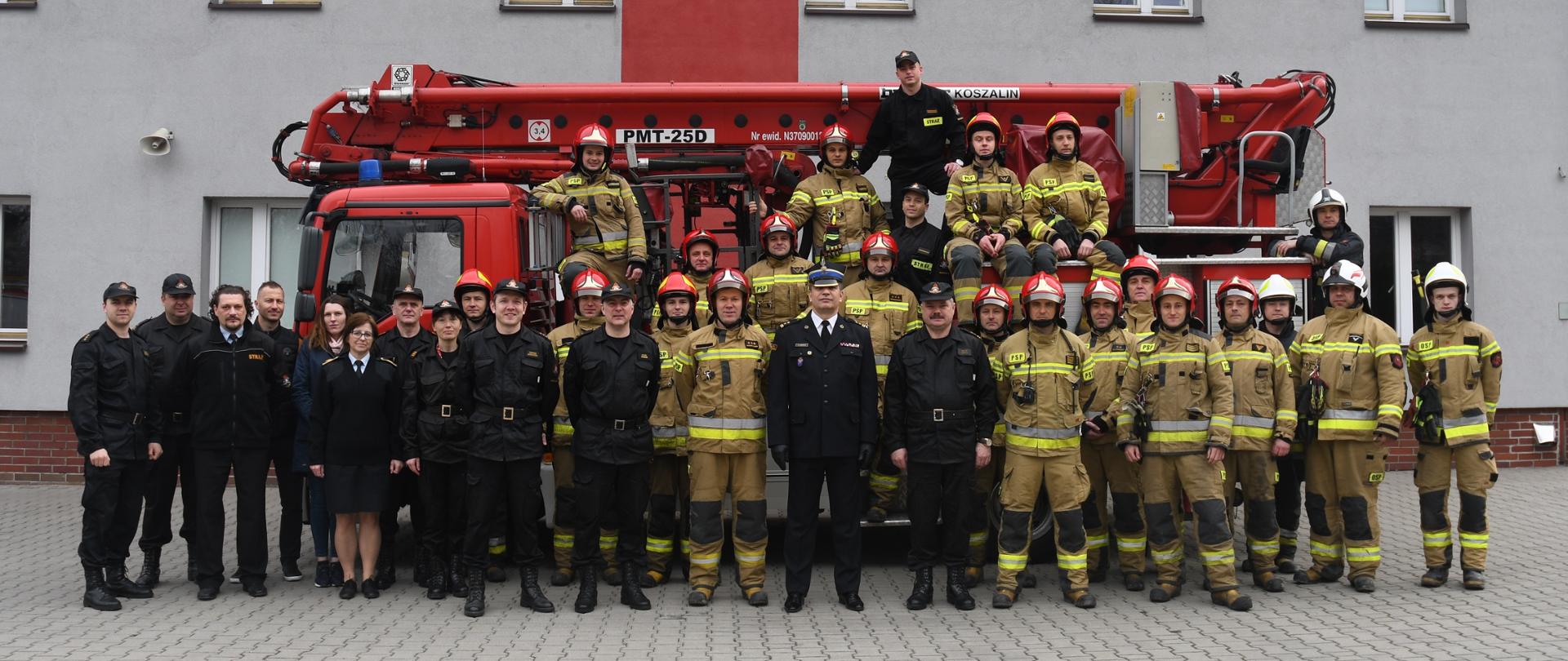 Zdjęcie przedstawia funkcjonariuszy straży pożarnej, pracowników cywilnych oraz druhów Ochotniczej Straży Pożarnej Świętochłowice 1.