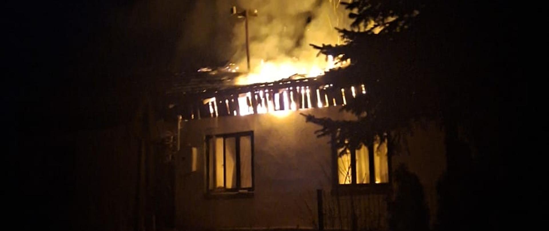 Płonący budynek w porze nocnej