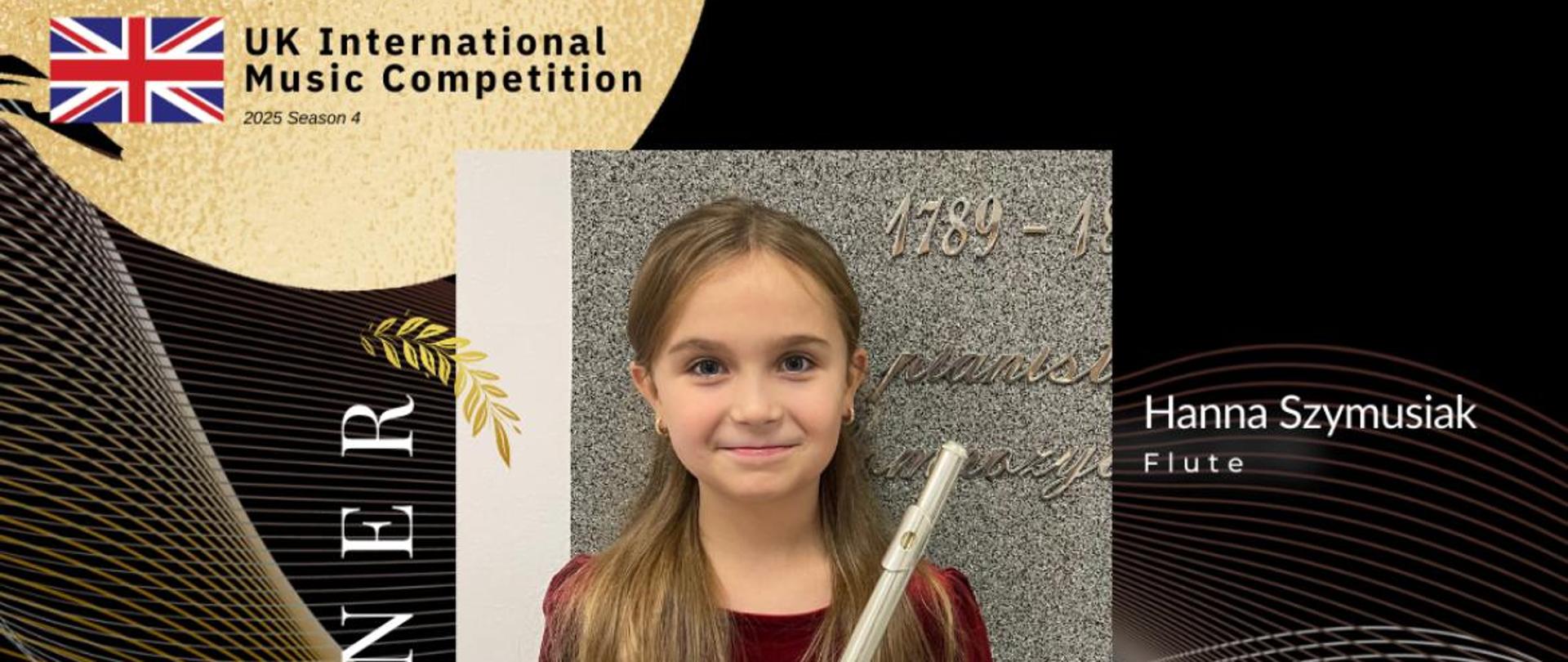 Uśmiechnięta młoda flecistka, Hanna Szymusiak, pozuje z instrumentem na tle pamiątkowej tablicy z napisem „Winner”. Grafika informuje o zdobyciu drugiej nagrody w kategorii Junior (wiek 8-10 lat) w konkursie UK International Music Competition.