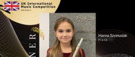 Uśmiechnięta młoda flecistka, Hanna Szymusiak, pozuje z instrumentem na tle pamiątkowej tablicy z napisem „Winner”. Grafika informuje o zdobyciu drugiej nagrody w kategorii Junior (wiek 8-10 lat) w konkursie UK International Music Competition.