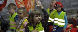 Zdjęcie przedstawia grupę przedszkolną w Pożarniczej Ścieżce Edukacyjnej w KP PSP w Szczytnie