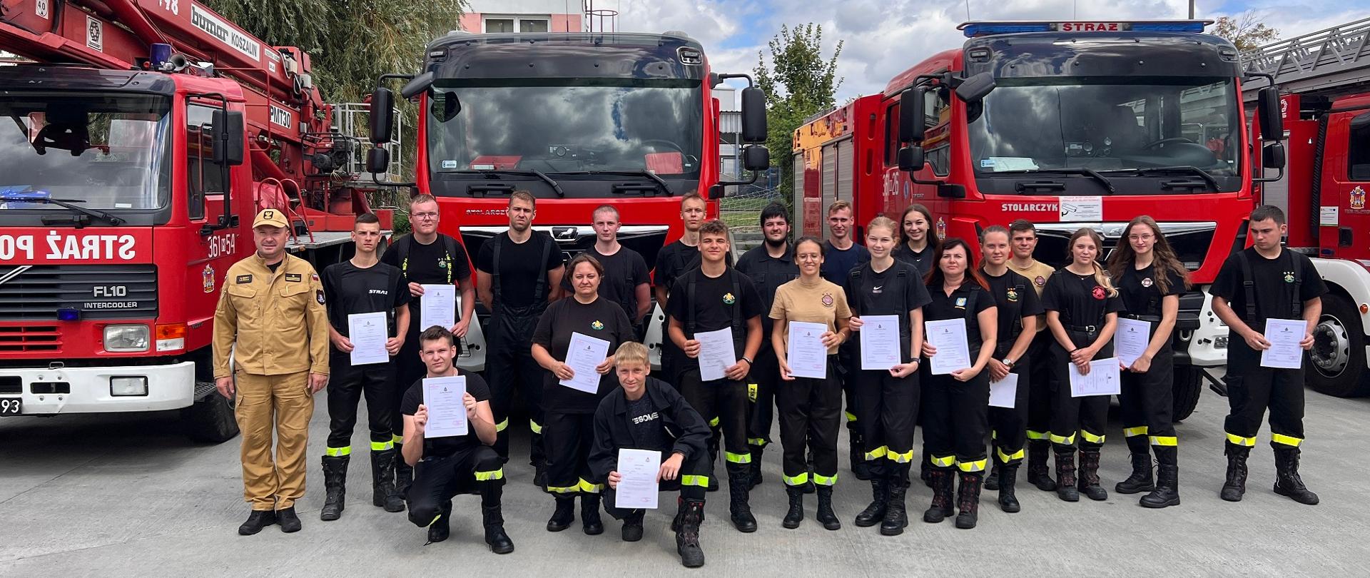 Na zdjęciu strażacy pozujący do zdjęcia pamiątkowego po zdanym egzaminie.