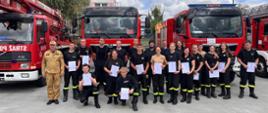 Na zdjęciu strażacy pozujący do zdjęcia pamiątkowego po zdanym egzaminie.