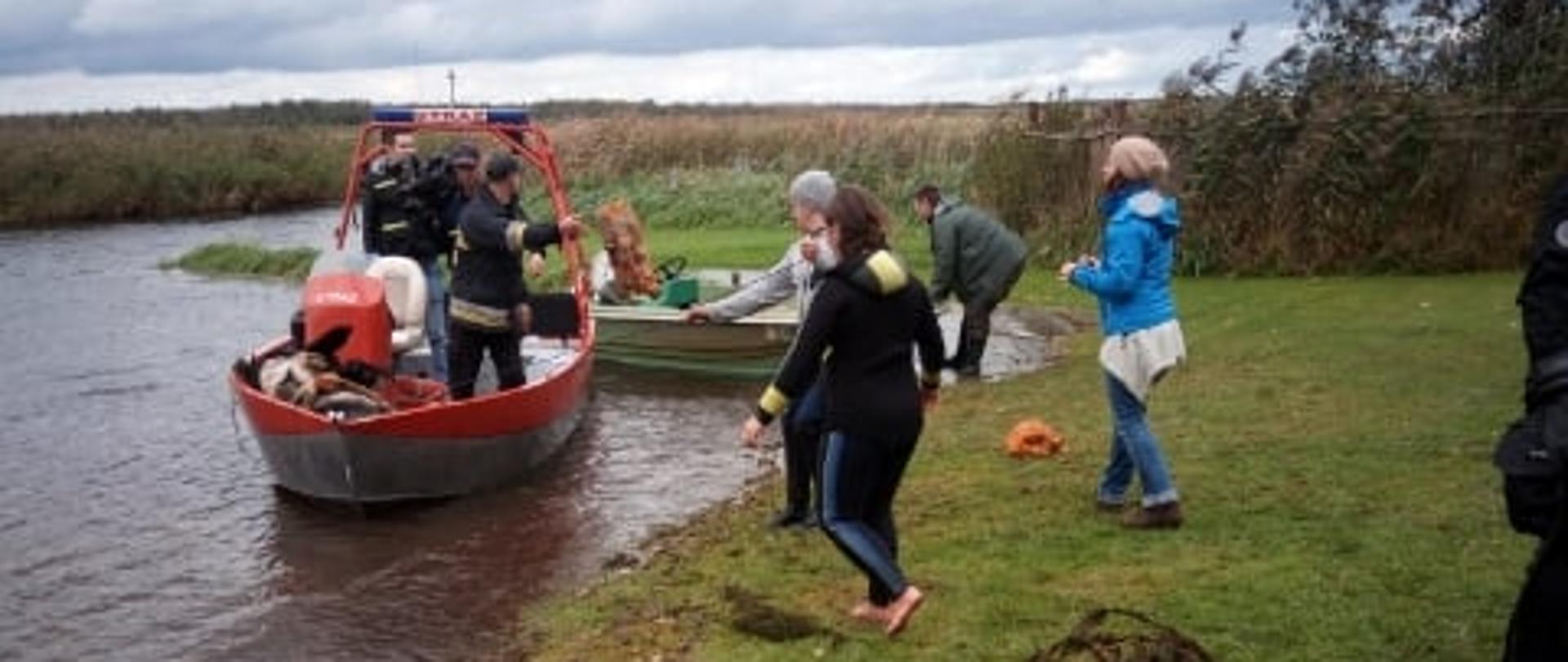 Podwodne sprzątanie Biebrzy.