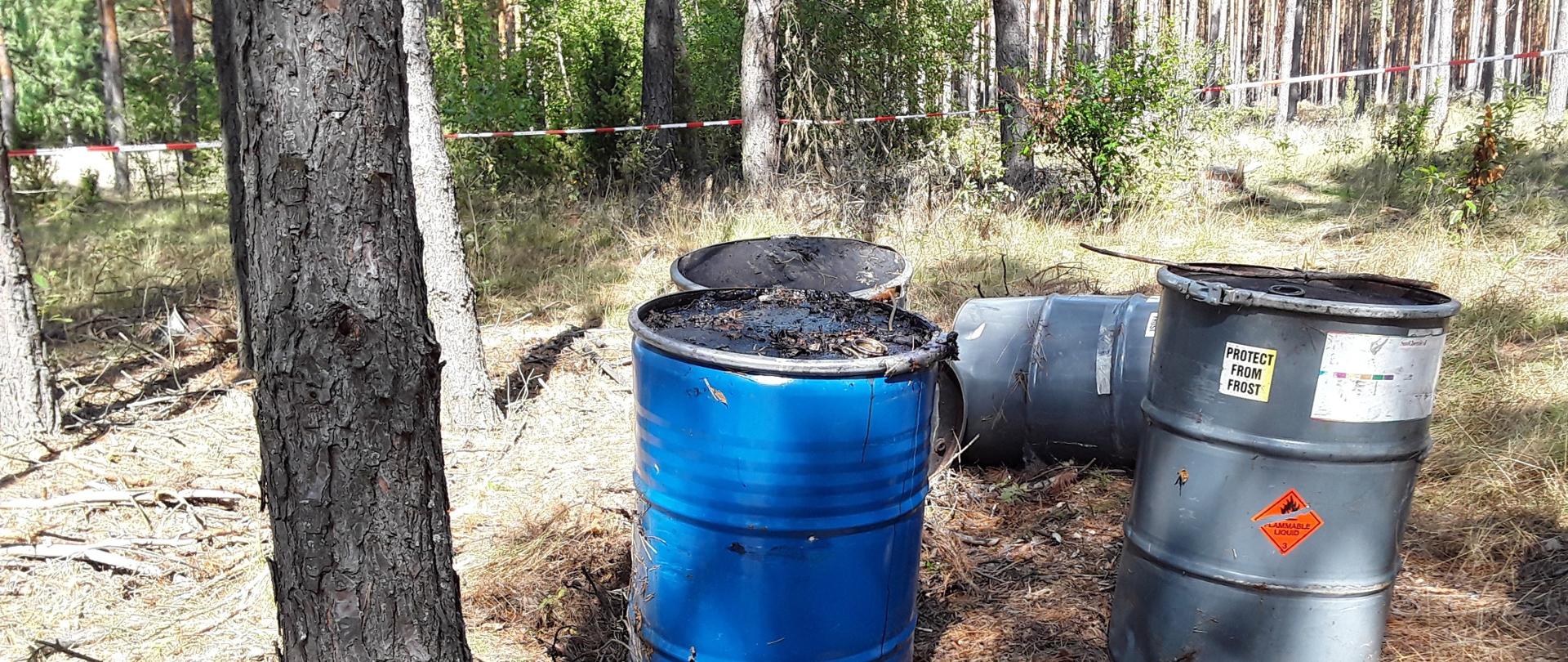 Beczki o pojemności 200 l stoją w lesie.