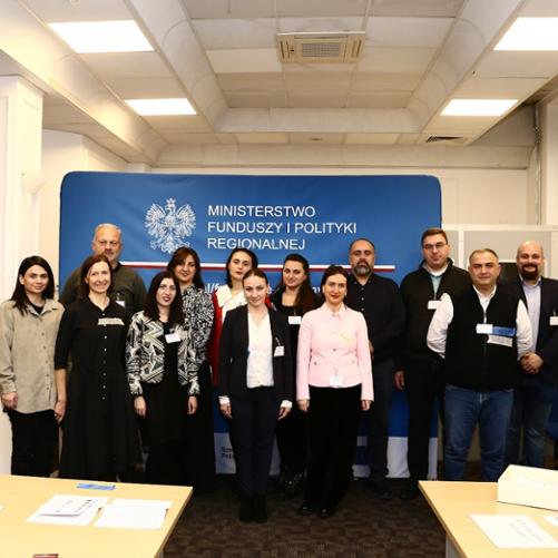 Grupa osób na tle standu MFIPR