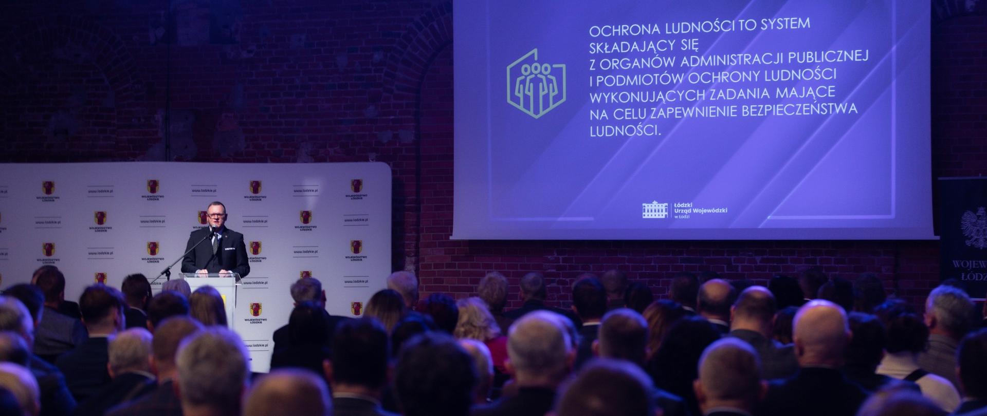 Konferencja z udziałem samorządowców na temat ustawy o ochronie ludności i obronie cywilnej - przemawia dyrektor WBiZK Marcin Szmaja 