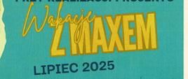 Kolorowy dyplom z podziękowaniem dla Komendy Powiatowej Państwowej Straży Pożarnej w Mławie za współpracę przy realizacji projektu „Wakacje z Maxem” w lipcu 2025 roku. Na pierwszym planie znajduje się maskotka psa Maxa w koszulce z logo organizatora. Główne hasło „PODZIĘKOWANIE” jest wyróżnione dużymi, złotymi literami. Tekst dyplomu informuje o wsparciu PSP Mława na rzecz najmłodszych mieszkańców miasta. Na dole znajdują się podpisy Prezes Stowarzyszenia „Bądźmy Razem” Justyny Wyszkowskiej oraz Dyrektora Centrum Usług Społecznych w Mławie, a także logo Mławy i dopisek o finansowaniu projektu ze środków samorządowych. Całość utrzymana jest w pogodnej, wakacyjnej kolorystyce z przewagą niebieskiego i żółtego.
