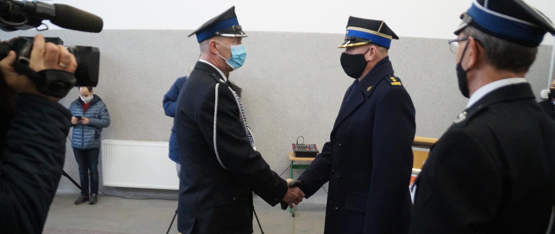 Na zdjęciu Zachodniopomorski Komendant Wojewódzki z przedstawicielem OSP Witankowo.