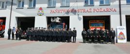 Zdjęcie przedstawia strażaków ubranych w mundury wyjściowe na zbiórce z okazji Powiatowych Obchodów Dnia Strażaka w Lubaczowie.
