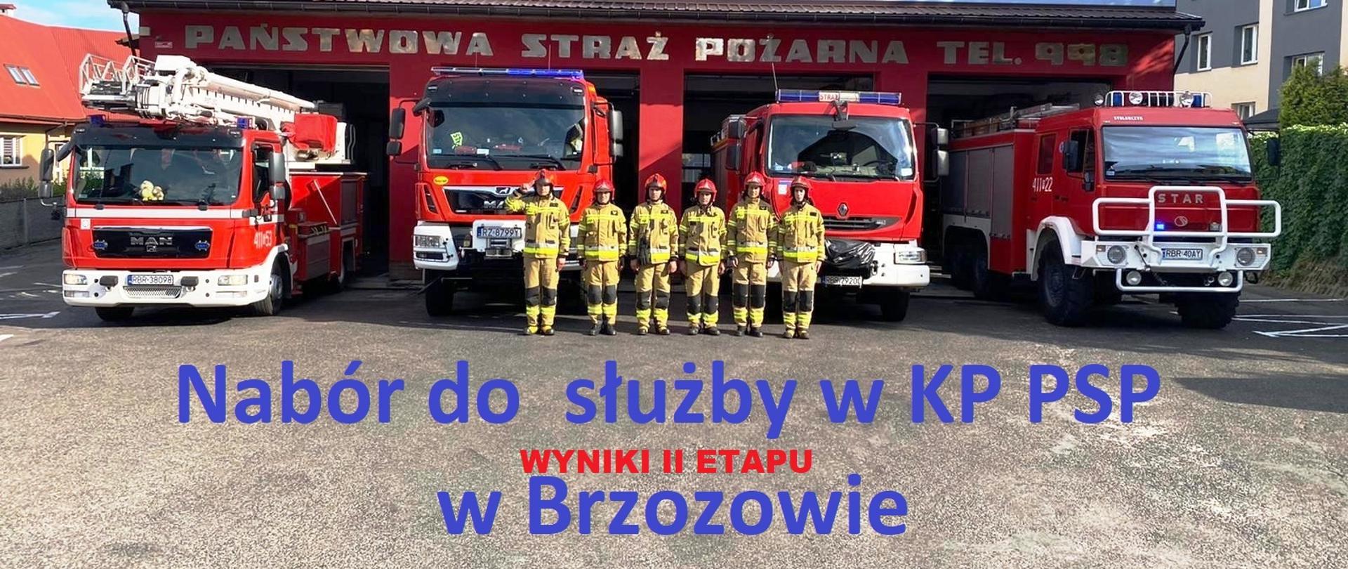 Ogłoszenie o naborze do służby na tle kolorowej fotografii z zastępem strażaków, samochodami pożarniczymi i częścią frontową budynku z garażami. Wyniki II etapu.