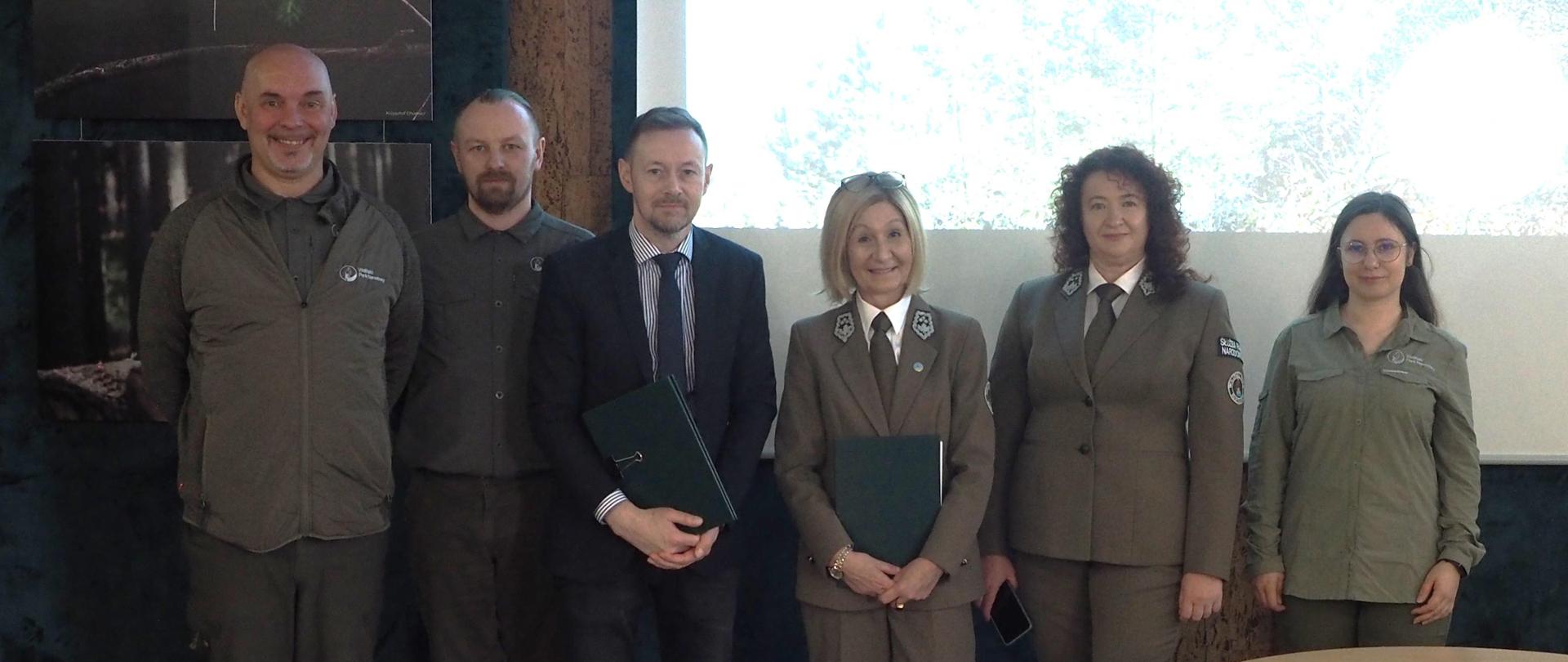 Podpisanie umowy o dofinansowanie: pracownicy Wolińskiego PN z dyrektorem Biura NFOŚiGW