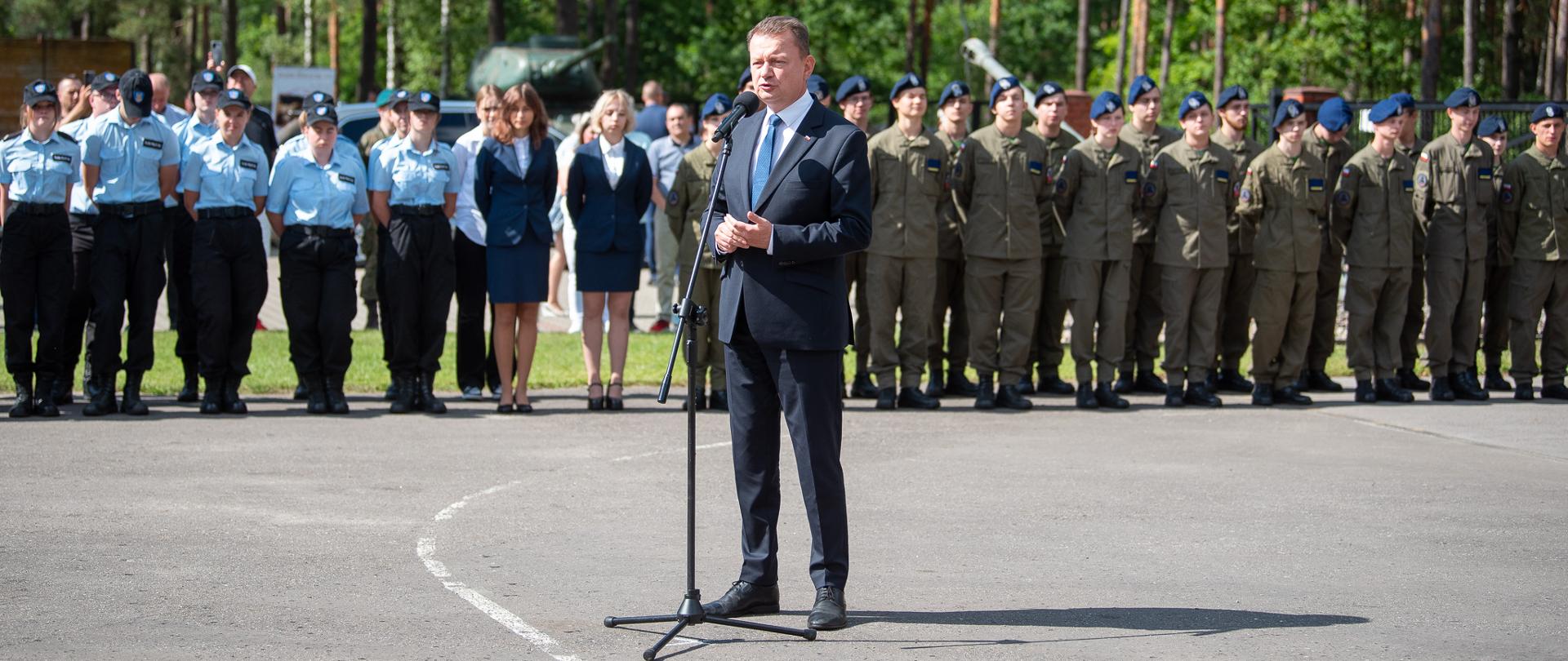W poniedziałek 4 września br. szef MON wziął udział w uroczystej inauguracji roku szkolnego w Liceum Ogólnokształcącym im. Bitwy Warszawskiej 1920 r. w Urlach.