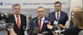 Minister infrastruktury Andrzej Adamczyk podczas spotkania z dziennikarzami (z lewej: prezes PAŻP Janusz Niedziela, z prawej: prezes Kraków Airport Radosław Włoszek - fot. Kraków Airport)