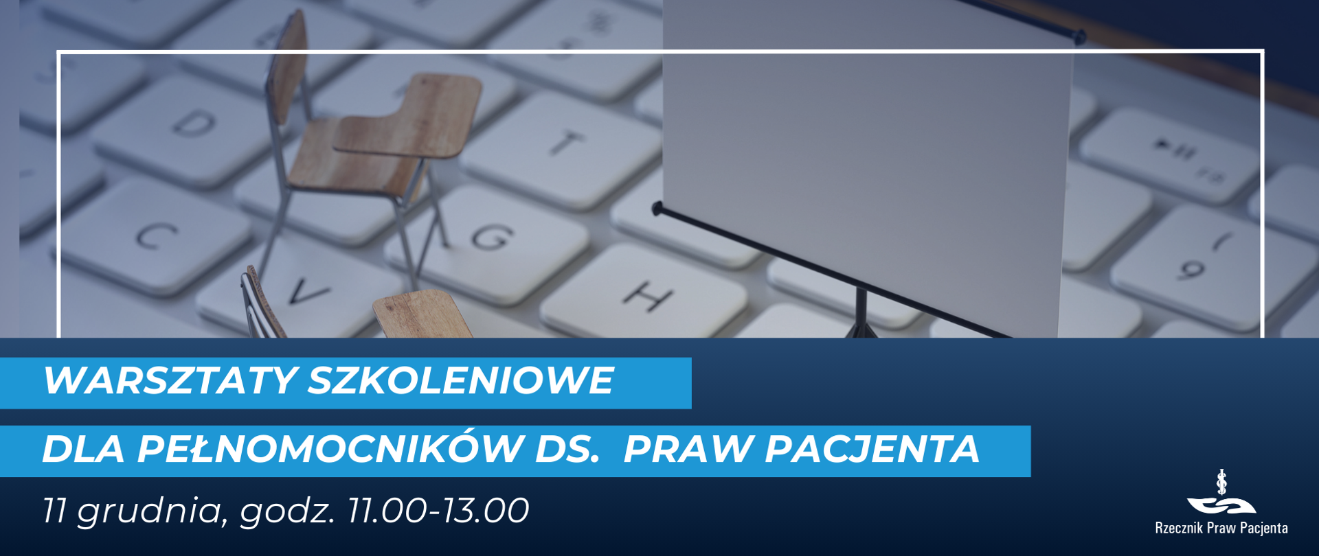 Grafika przedstawia klawiaturę na której widoczne są miniaturowe krzesła i flipczart. 