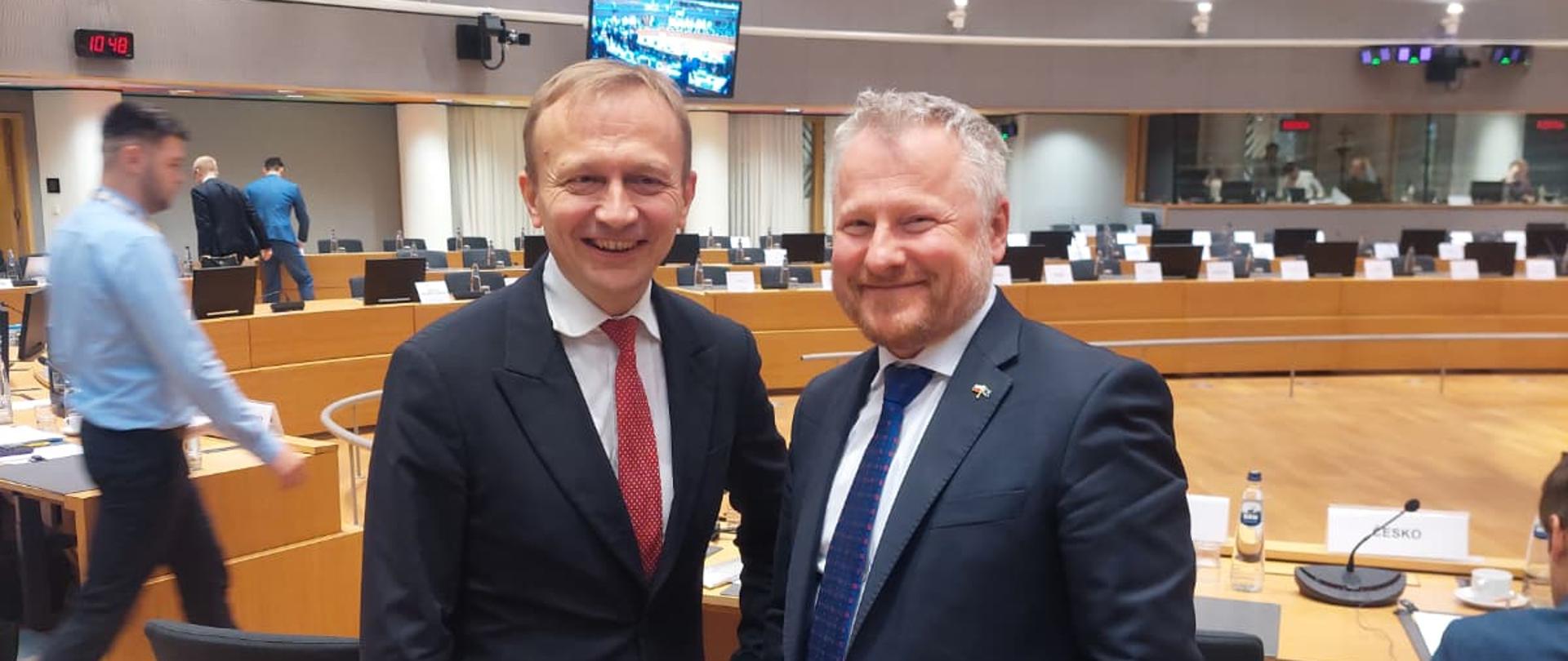 Jurand Drop podsekretarz stanu w Ministerstwie Finansów oraz Piotr Serafin, Europejski Komisarz ds. budżetu, zwalczania nadużyć finansowych i administracji publicznej podczas posiedzenia