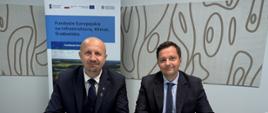 Podpisanie umowy. Na zdjęciu od lewej strony: Robert Gajda, Zastępca Prezesa Zarządu Narodowego Funduszu Ochrony Środowiska i Gospodarki Wodnej, Mateusz Balcerowicz, Prezes Państwowego Gospodarstwa Wodnego Wody Polskie.