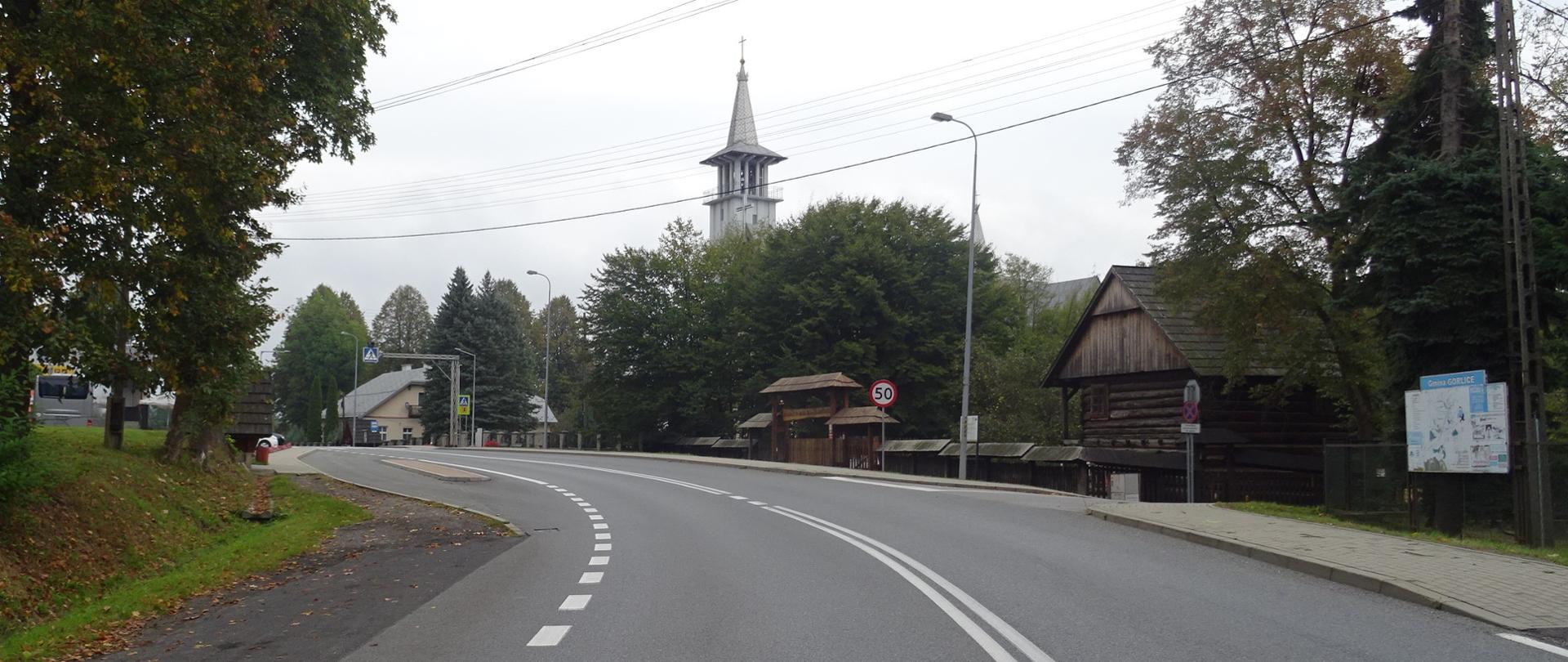 DK28 w Gminie Gorlice biegnąca przez miejscowość, w oddali wieża kościoła
