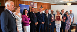 Zdjęcie przedstawia przedstawicieli samorządów, którzy podpisali umowę na dofinansowanie z Funduszu Rozwoju Przewozów Autobusowych. W uroczystości, którą zorganizowano w sali konferencyjnej Delegatury Mazowieckiego Urzędu Wojewódzkiego w Ostrołęce, udział wziął Wicewojewoda Mazowiecki Sylwester Dąbrowski. 