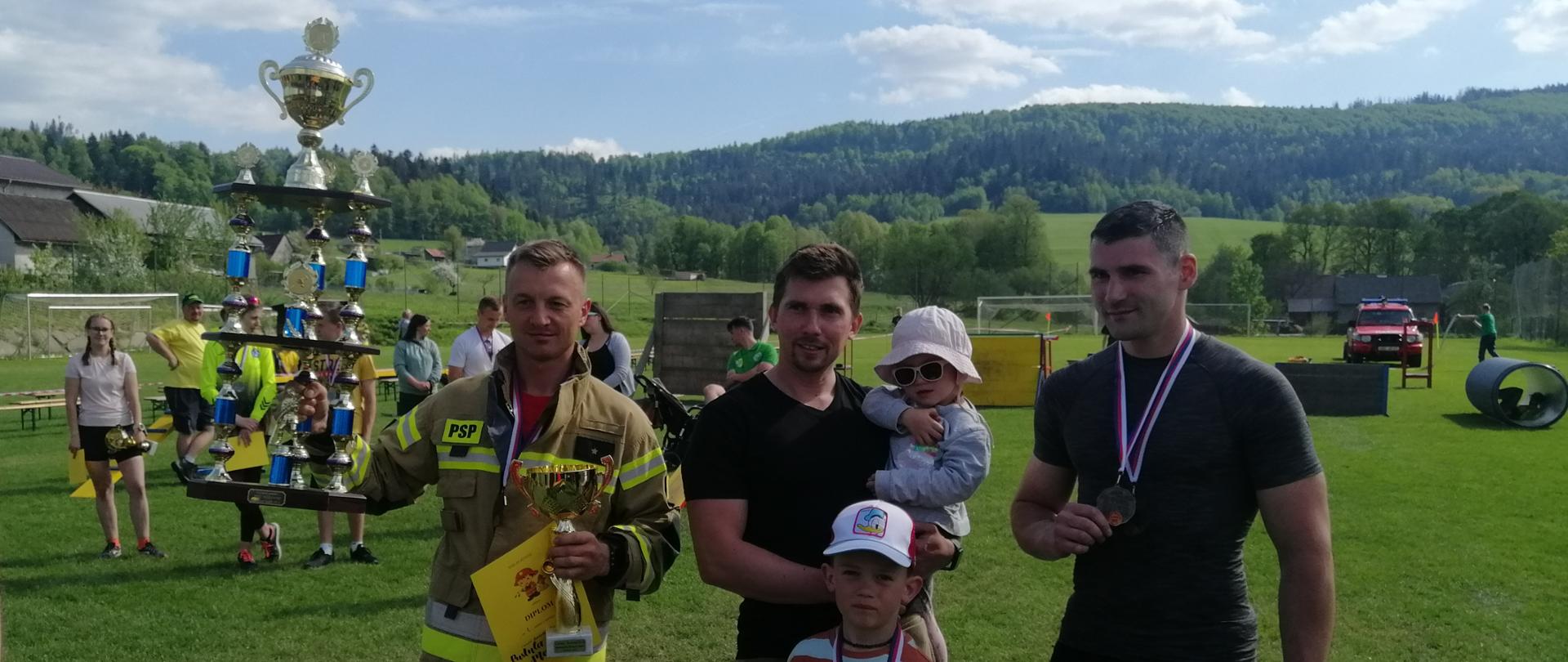 Zdjęcie przedstawia nagrodzone osoby w zawodach TFA