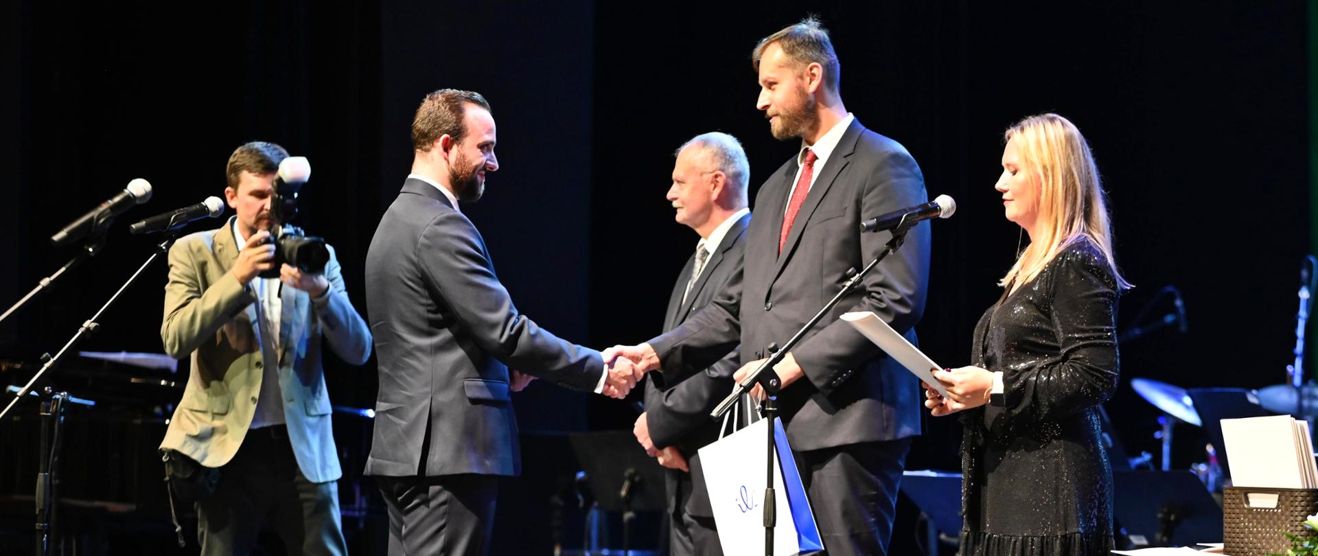 Młodzi lekarze otrzymują prawo wykonywania zawodu 