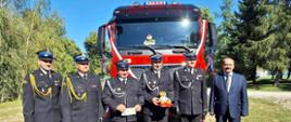 Uroczystość przekazania ciężkiego samochodu ratowniczo-gaśniczego.