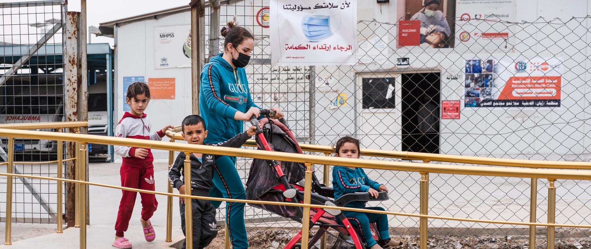 Mama z trójką dzieci po wizytcie lekarskiej w Qustapa Camp,