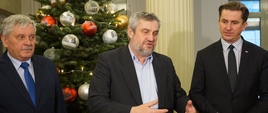 Minister J. K. Ardanowski oraz wiceminister R. Romanowski w towarzystwie dyrektora ZSCKR w Karolewie