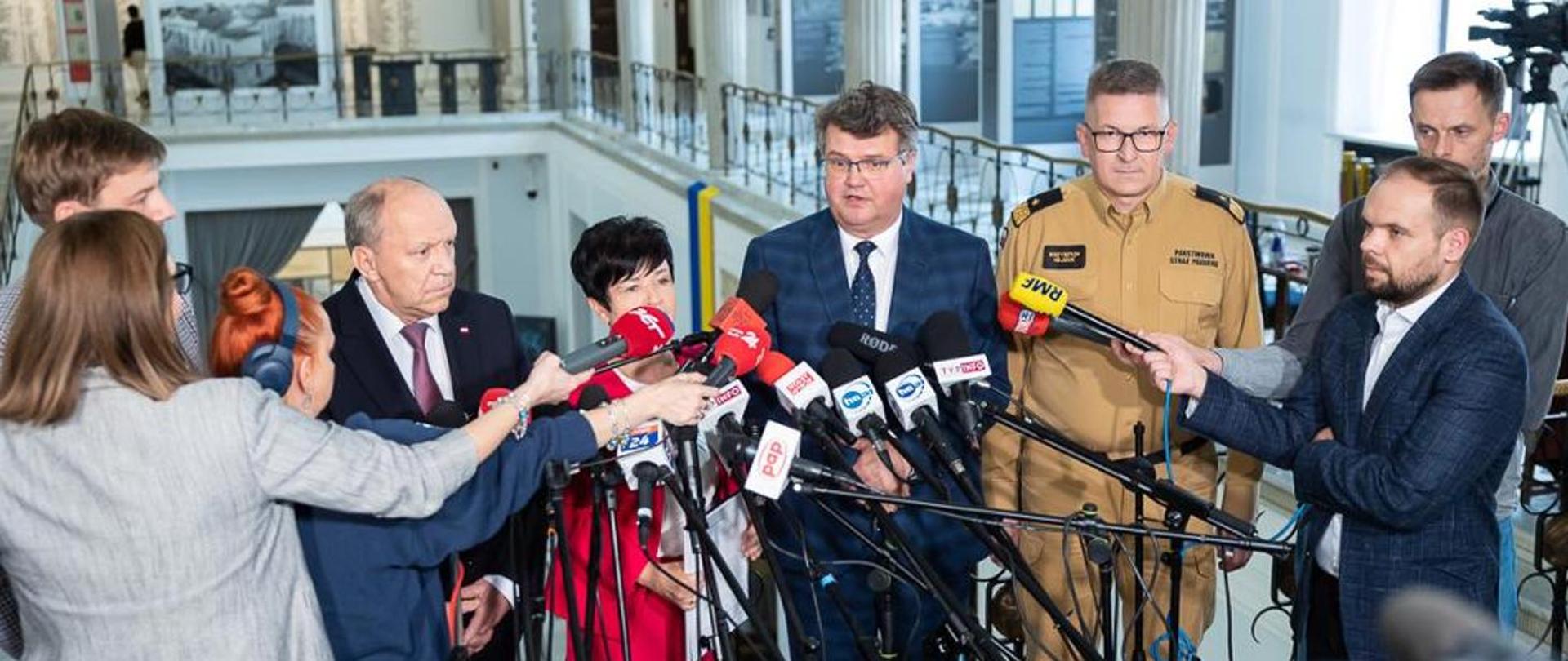 Zdjęcie przedstawia konferencję prasową w sprawie dofinansowania działalności młodzieżowych drużyn pożarniczych OSP