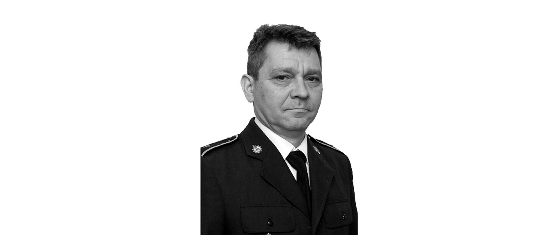 Aspirant w stanie spoczynku Piotr Troska w mundurze wyjściowym