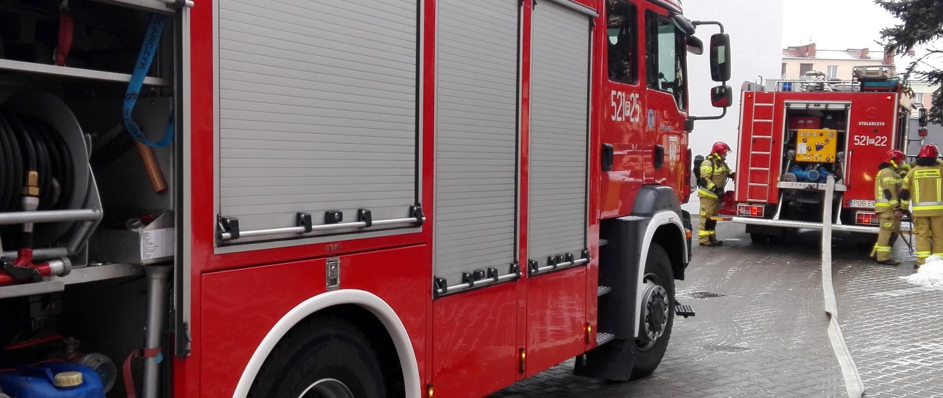 Zdjęcie przedstawia dwa pojazdy pożarnicze