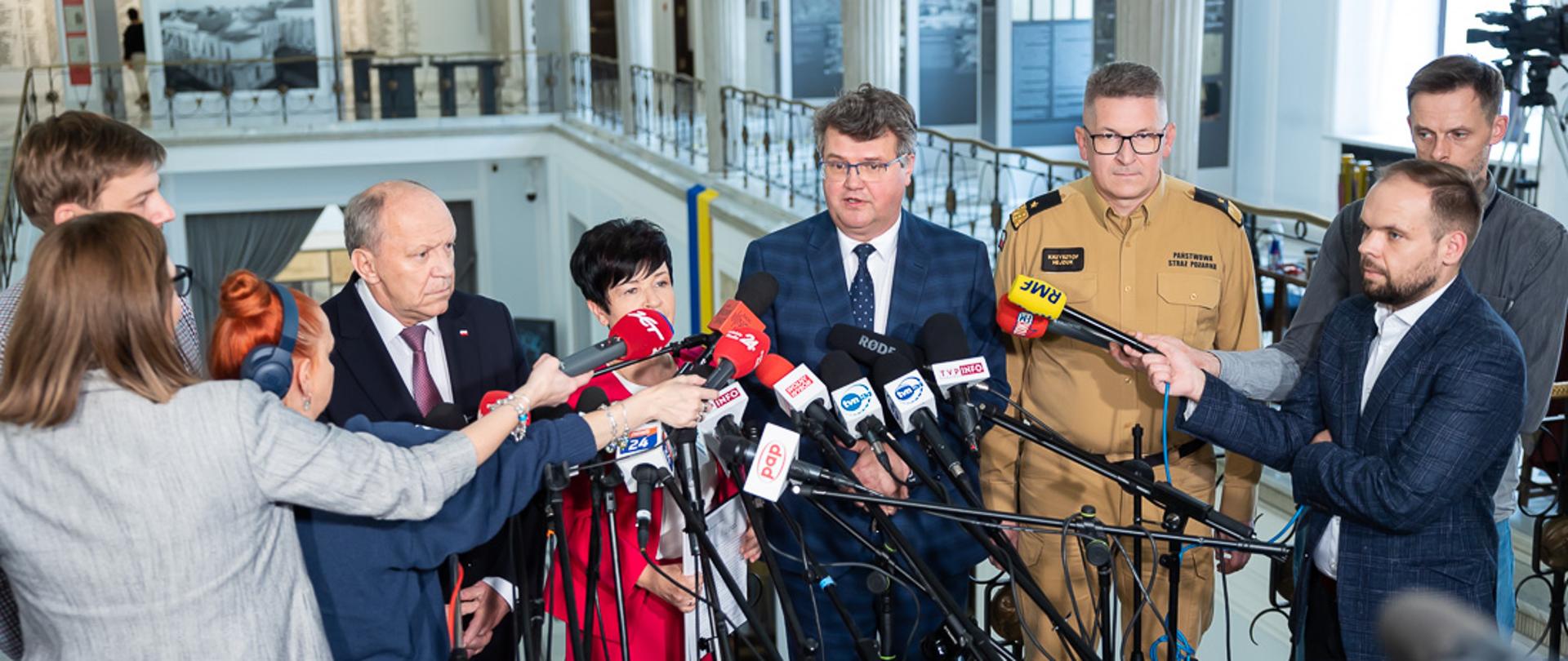 Briefing prasowy Wiceministra Macieja Wąsika w asyście z-cy komendanta głównego PSP i posłów