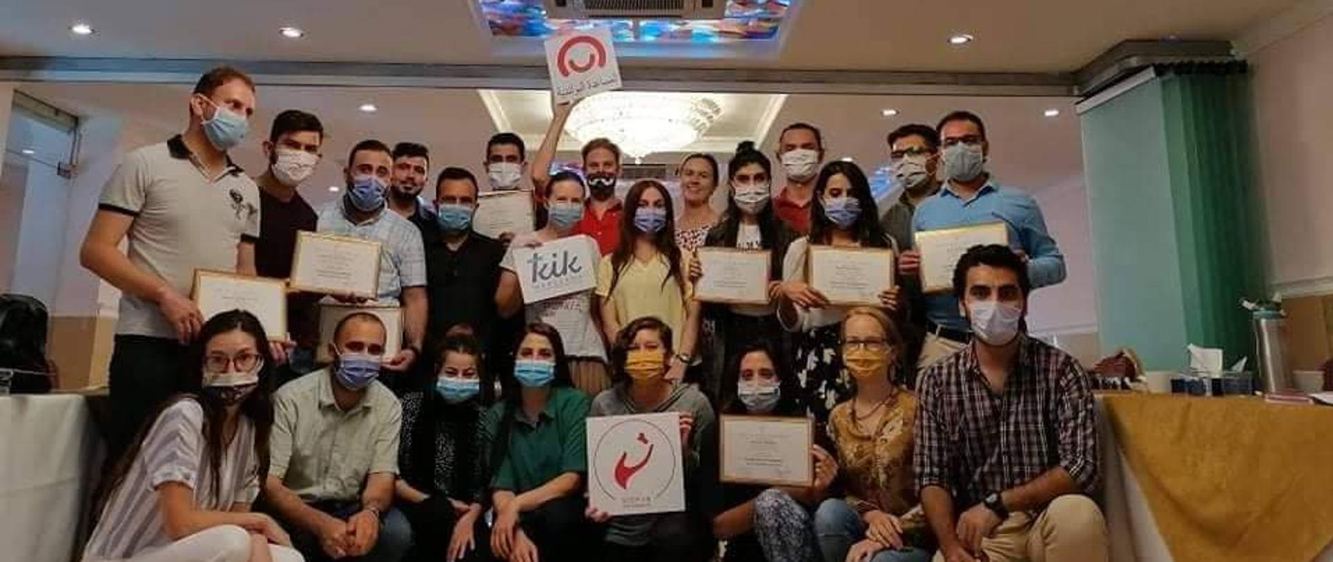 uczestnicy szkoleń na rzecz pracy w przychodnii lekarska dla wewnętrznie przesiedlonych Irakijczyków i społeczności przyjmującej w obozie w Irackim Kurdystanie