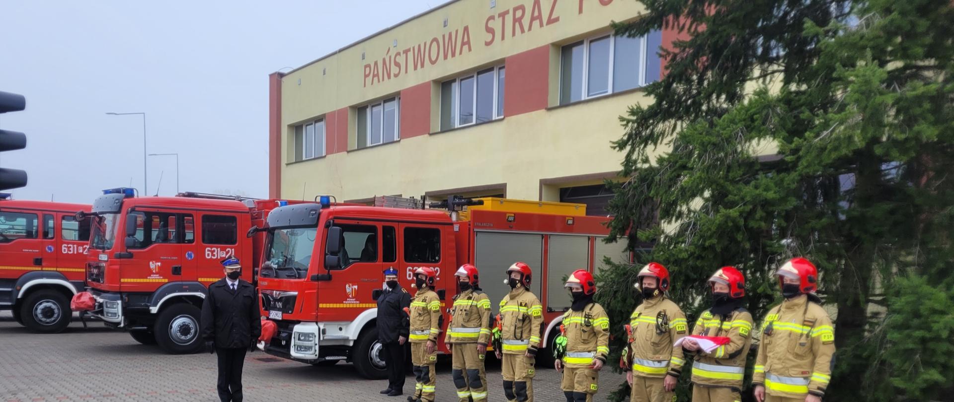 Na zdjęciu widać strażaków podczas uroczystości 11 Listopada 