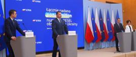 Minister Czarnek stoi i mówi do mikrofonu, za nim ścianka z napisem Łącznie nadano ponad milion numerów PESEL obywatelom Ukrainy.