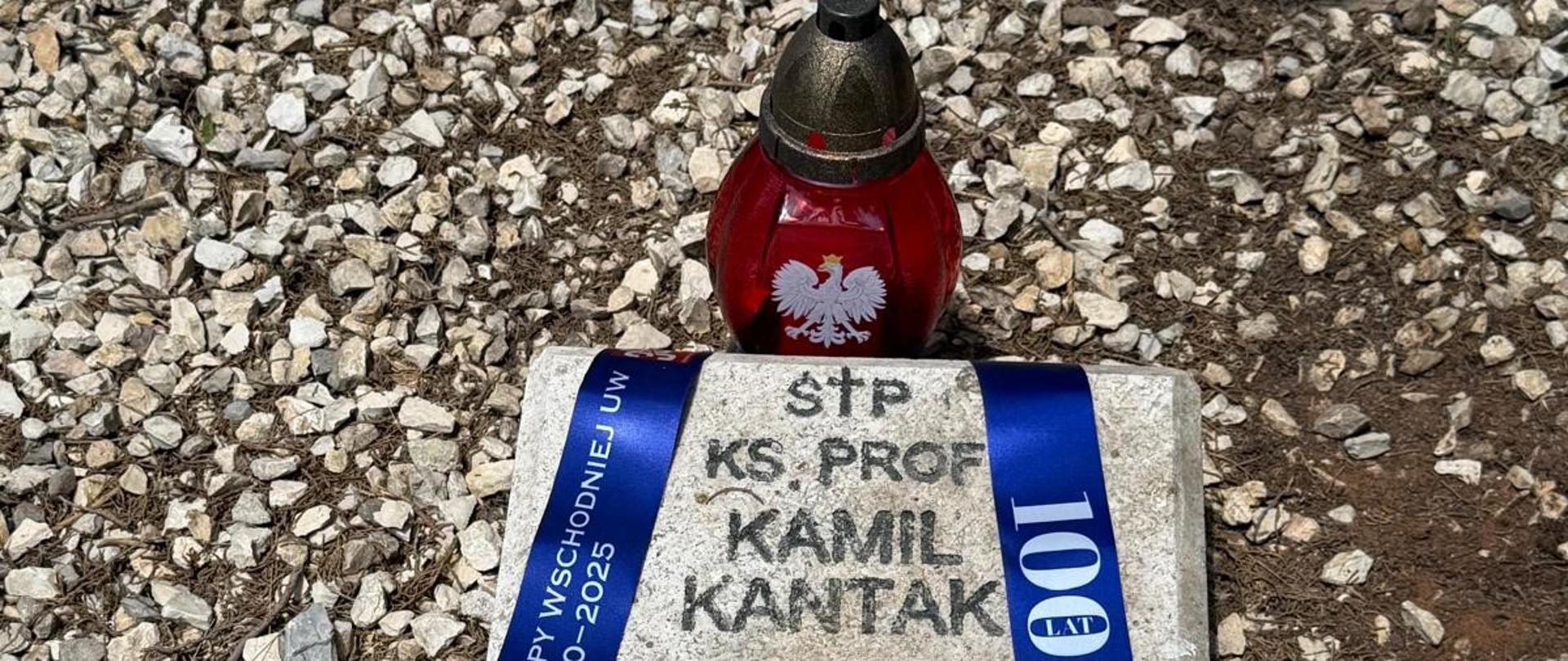 Konsul RP w Bejrucie Aneta Ananicz w trakcie zapalenia znicza na grobie księdza Kantaka na Polskim Cmentarzu Wojennym w Bejrucie.