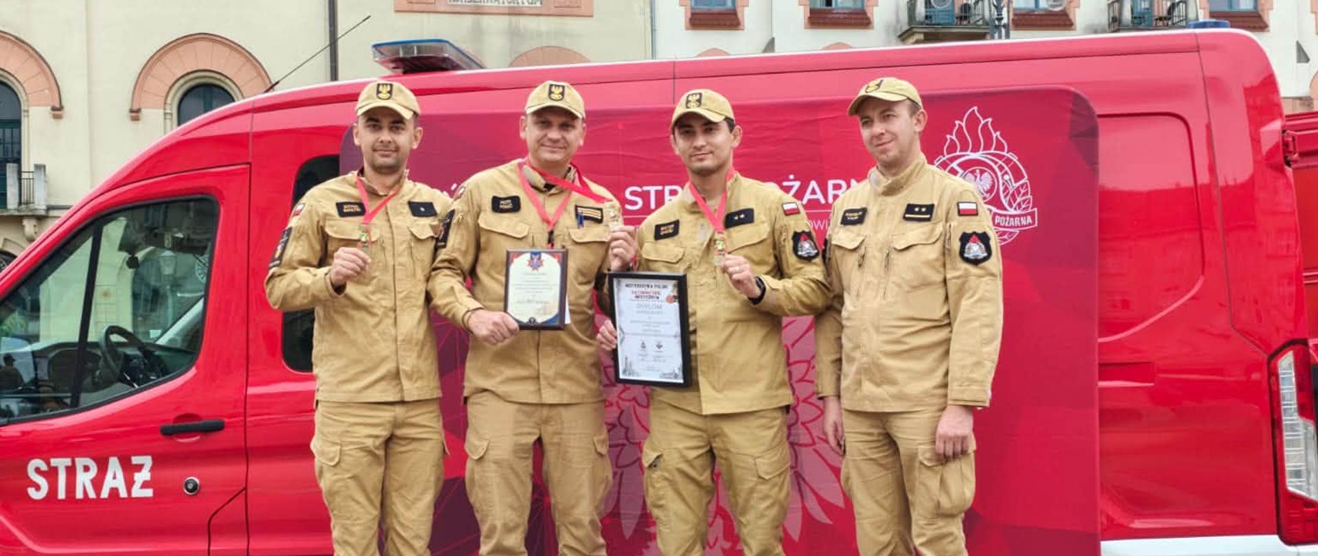 Zawodnicy na podium z dyplomami