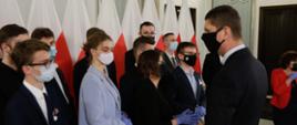 Zdjęcie młodzieży w maseczkach i wiceministra Dariusza Piontkowskiego