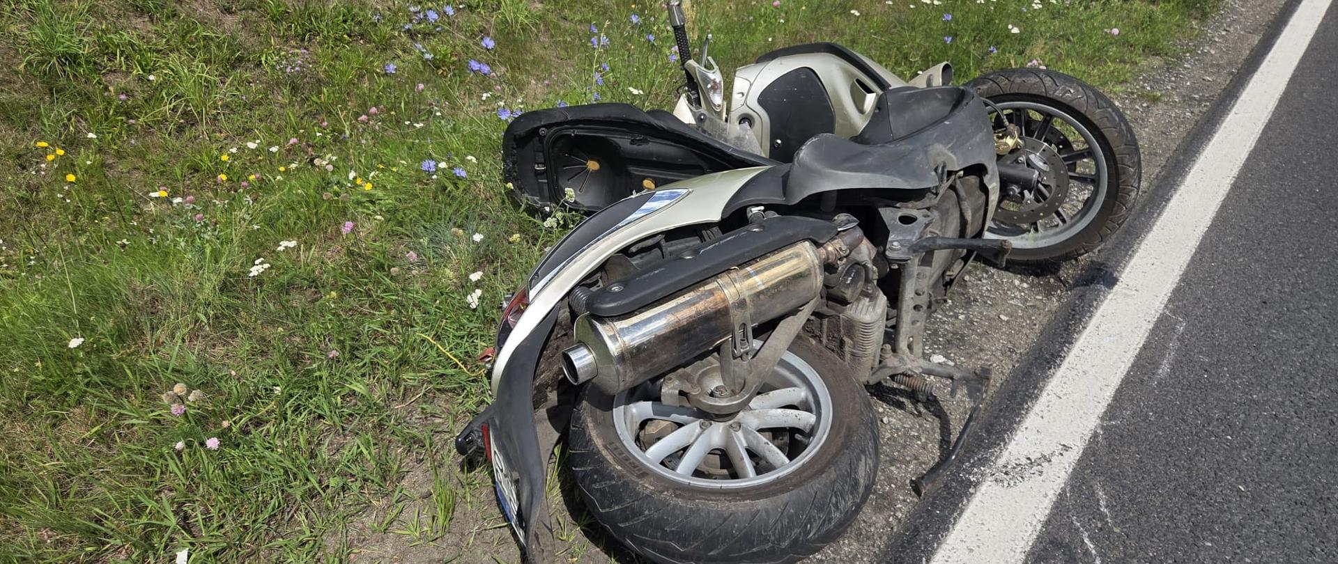 Na zdjęciu widać rozbity motocykl 