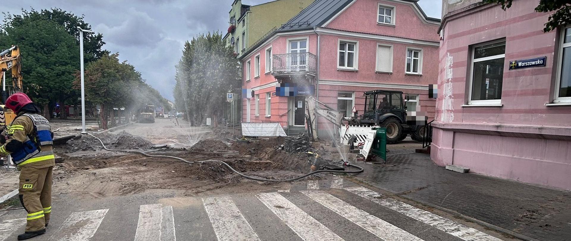 Strażacy zabezpieczają teren działań