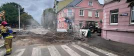 Strażacy zabezpieczają teren działań