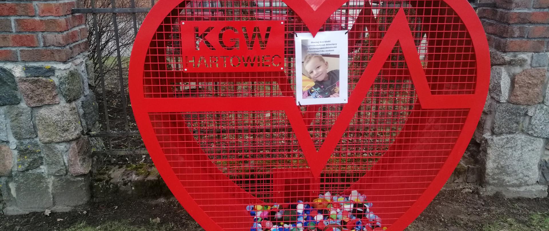 Serce do zbiórki nakrętek na cele charytatywne