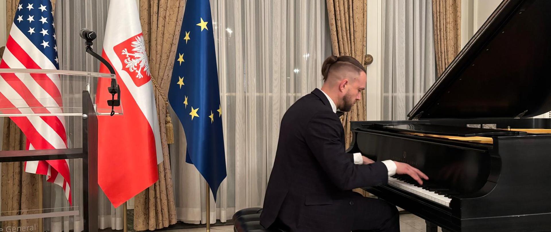 Pan Łukasz Jankowski występuje w Konsulacie Generalnym RP w Chicago.
