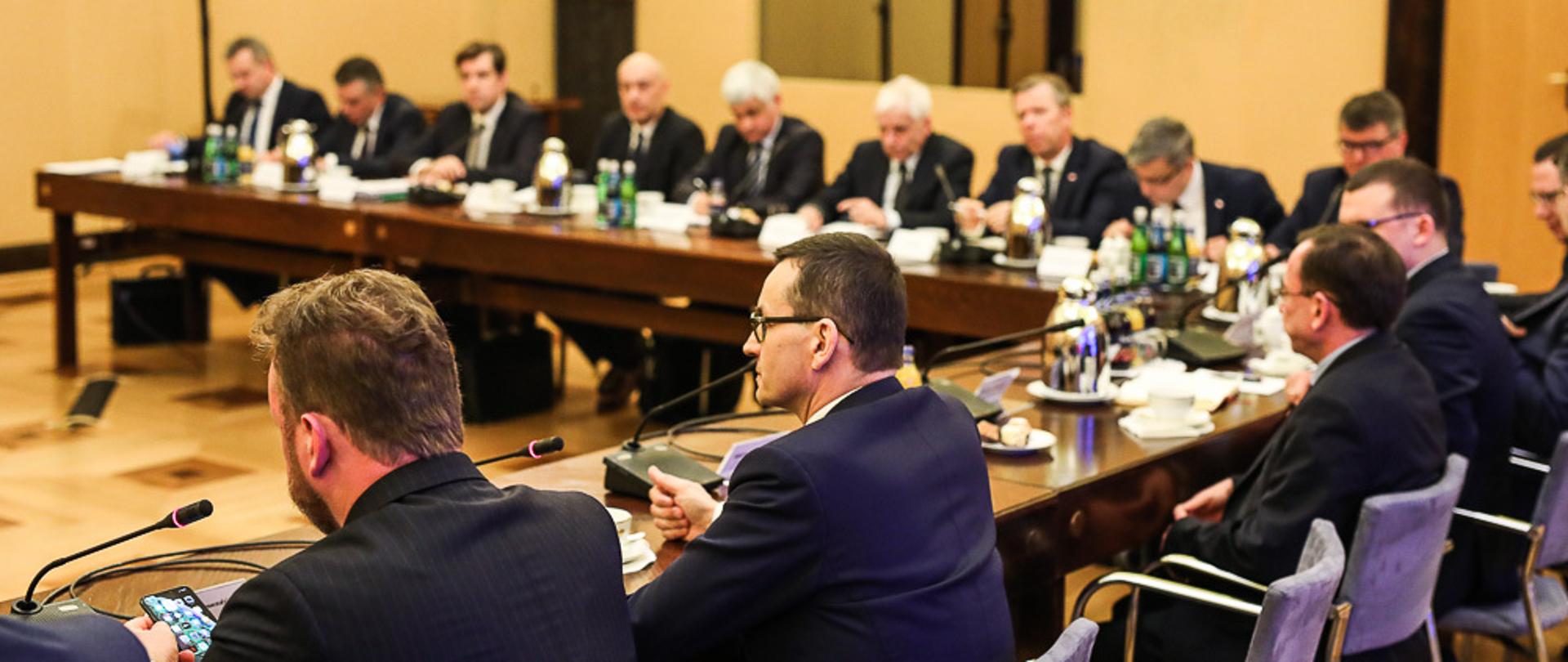 Odprawa wojewodów z premierem ws. koronawirusa, źródło: https://twitter.com/PremierRP